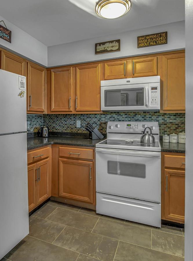 Holiday home 2 Bedroom, 2 Bath Riverfront View, Walk To Downtown *