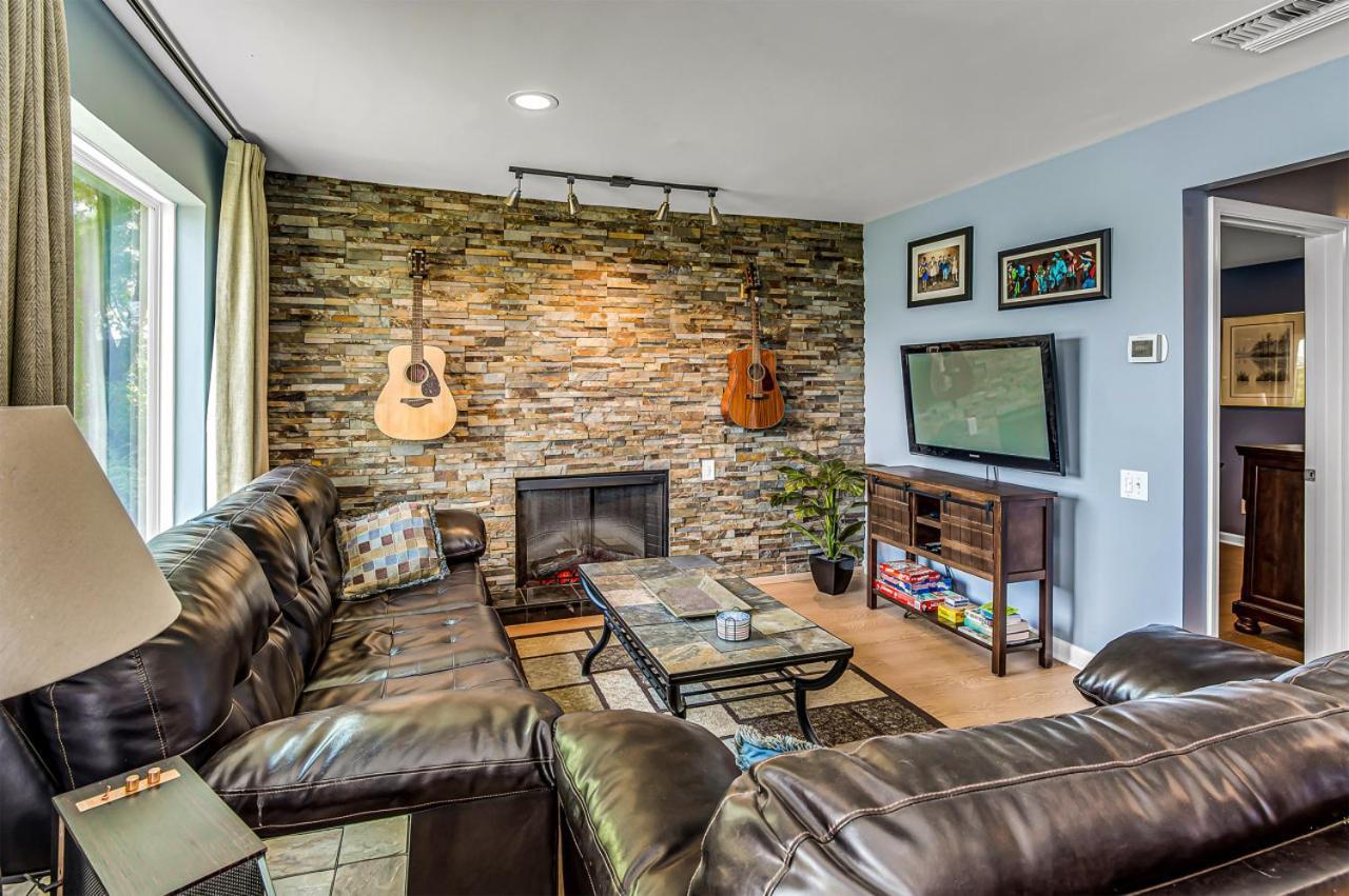 2 Bedroom, 2 Bath Riverfront View, Walk To Downtown Holiday home
