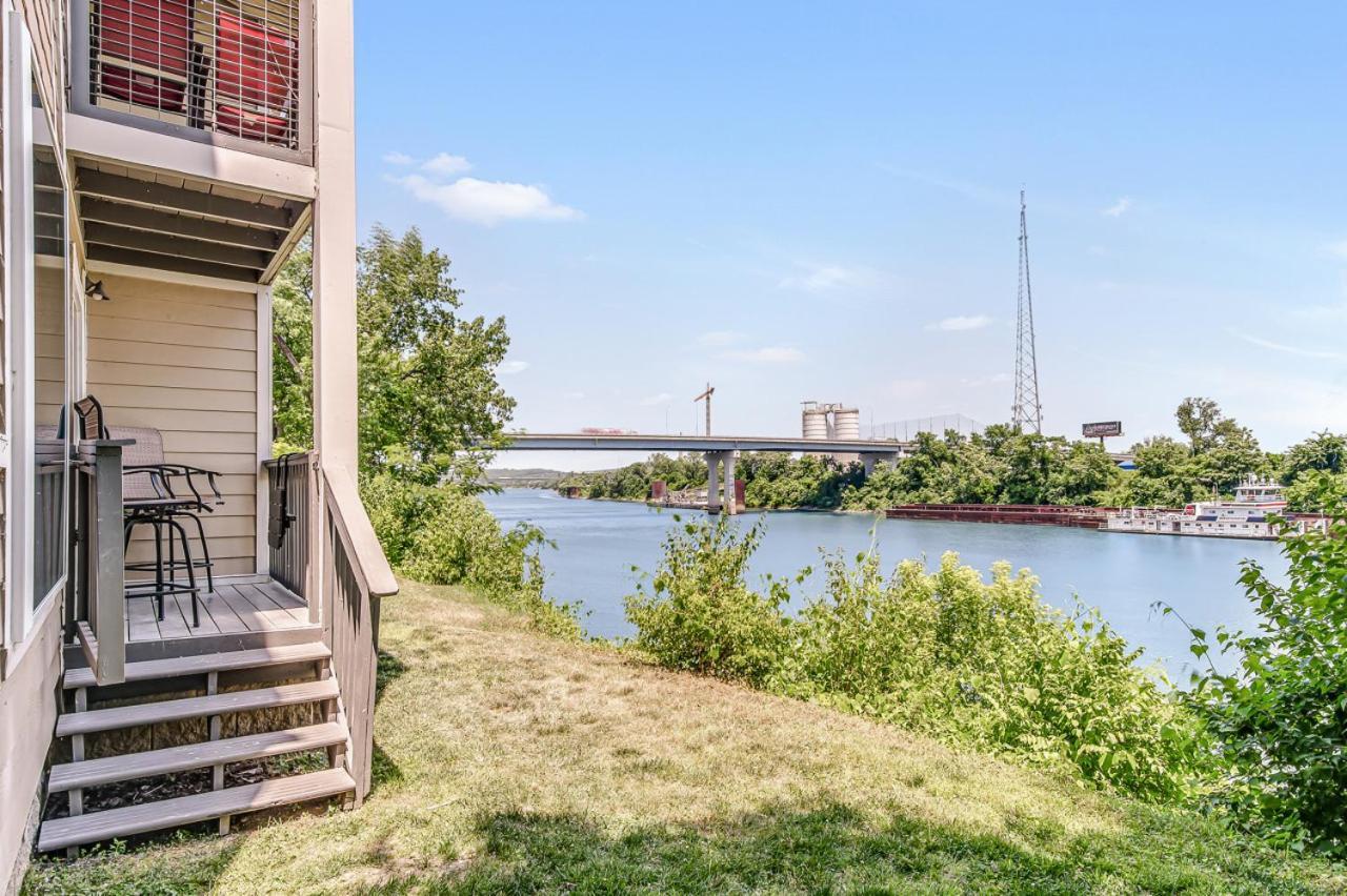 2 Bedroom, 2 Bath Riverfront View, Walk To Downtown Holiday home Nashville