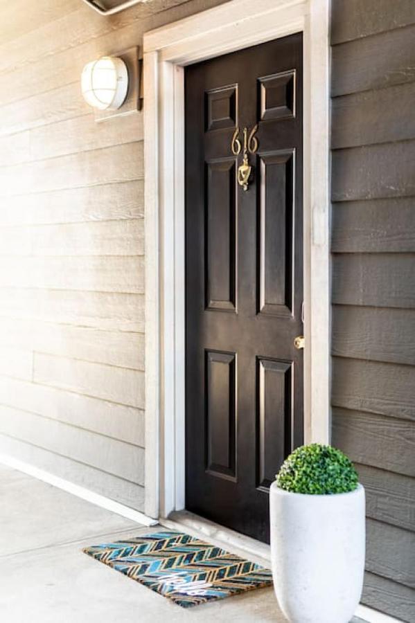 Stylish Downtown With Patio & Free Parking