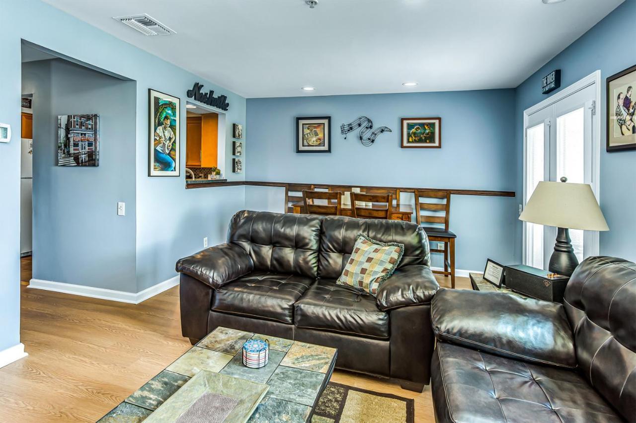 2 Bedroom, 2 Bath Riverfront View, Walk To Downtown Holiday home