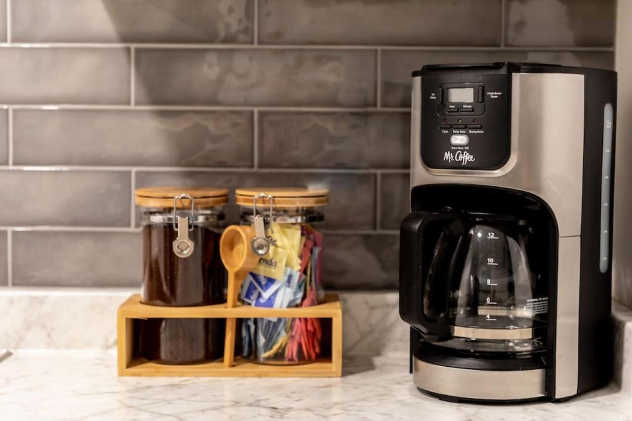 Stylish Downtown With Patio & Free Parking *