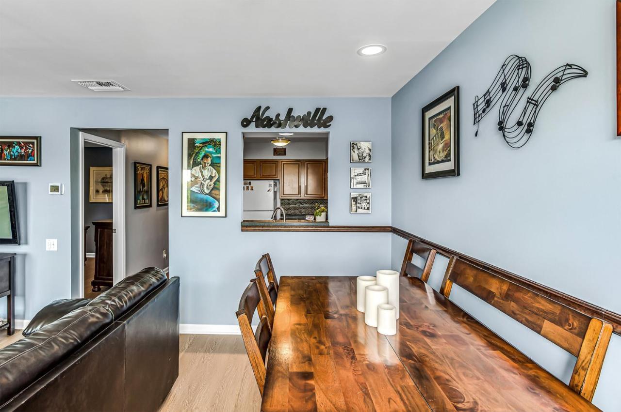 2 Bedroom, 2 Bath Riverfront View, Walk To Downtown Holiday home Nashville