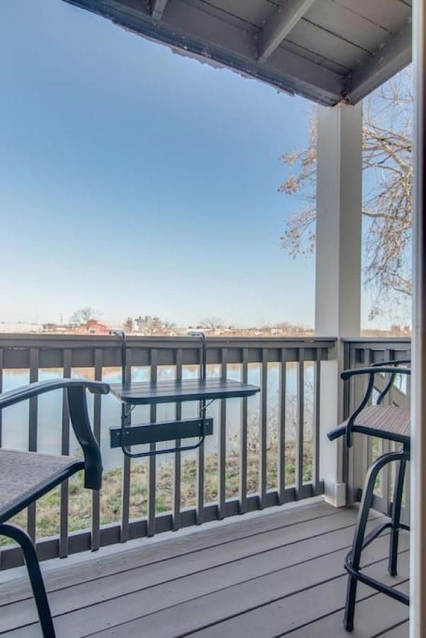 2 Bedroom, 2 Bath Riverfront View, Walk To Downtown * Nashville