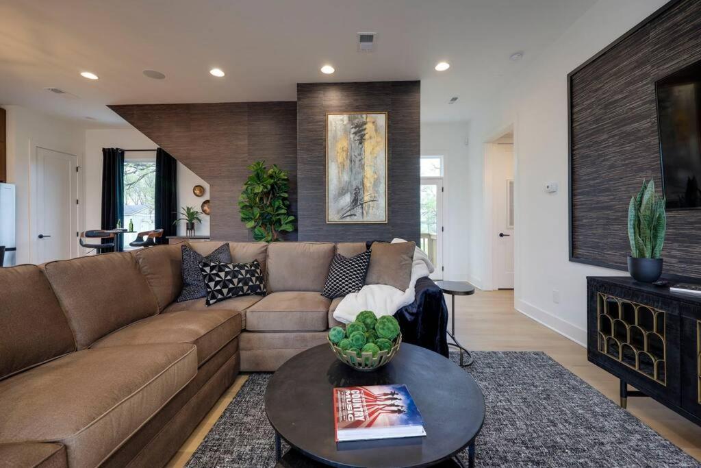 Modern Stunner 5 Min To Dt Hot Tub Rooftop Views Holiday home *