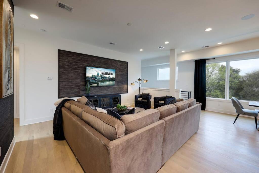 Modern Stunner 5 Min To Dt Hot Tub Rooftop Views Holiday home Nashville