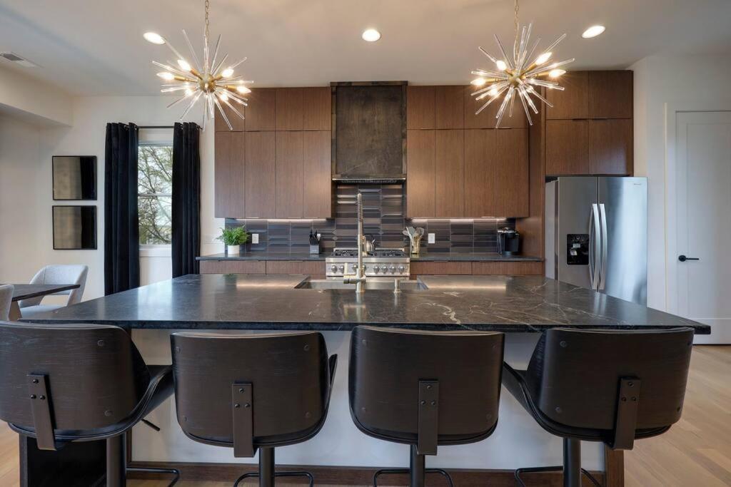 Holiday home Modern Stunner 5 Min To Dt Hot Tub Rooftop Views Nashville