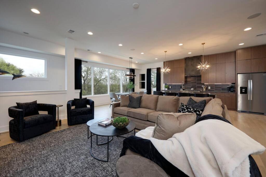 Modern Stunner 5 Min To Dt Hot Tub Rooftop Views Nashville