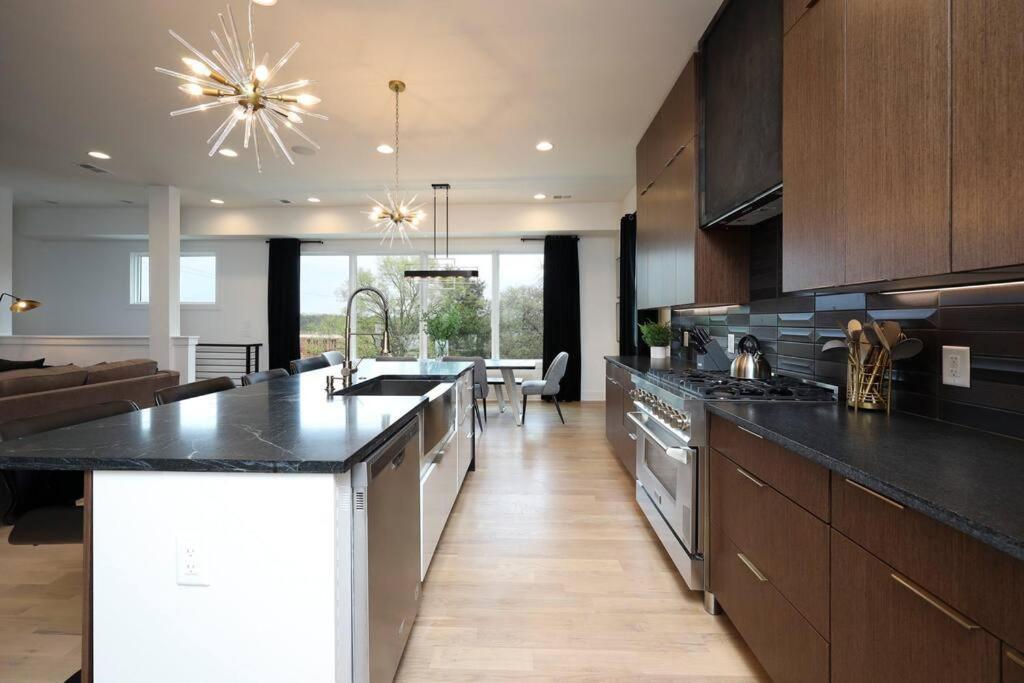 Holiday home Modern Stunner 5 Min To Dt Hot Tub Rooftop Views Nashville
