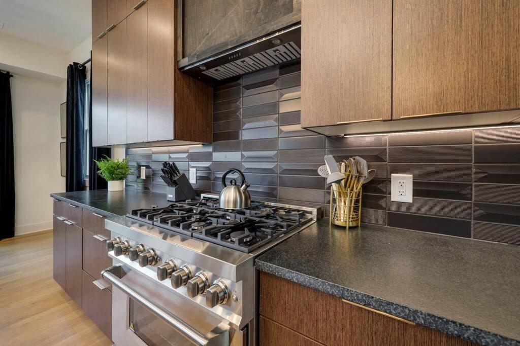 Modern Stunner 5 Min To Dt Hot Tub Rooftop Views Holiday home Nashville