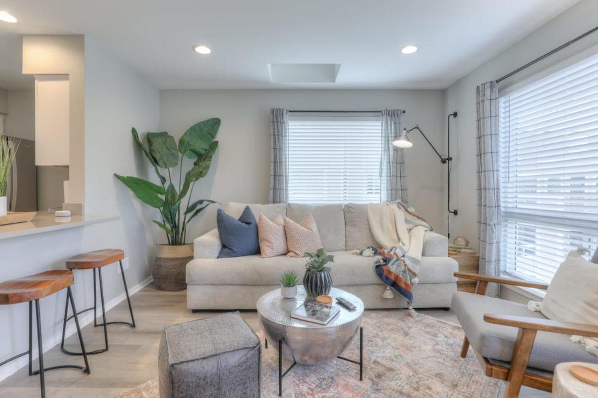 Walk To Broadway Riverfront With Pool Apartment