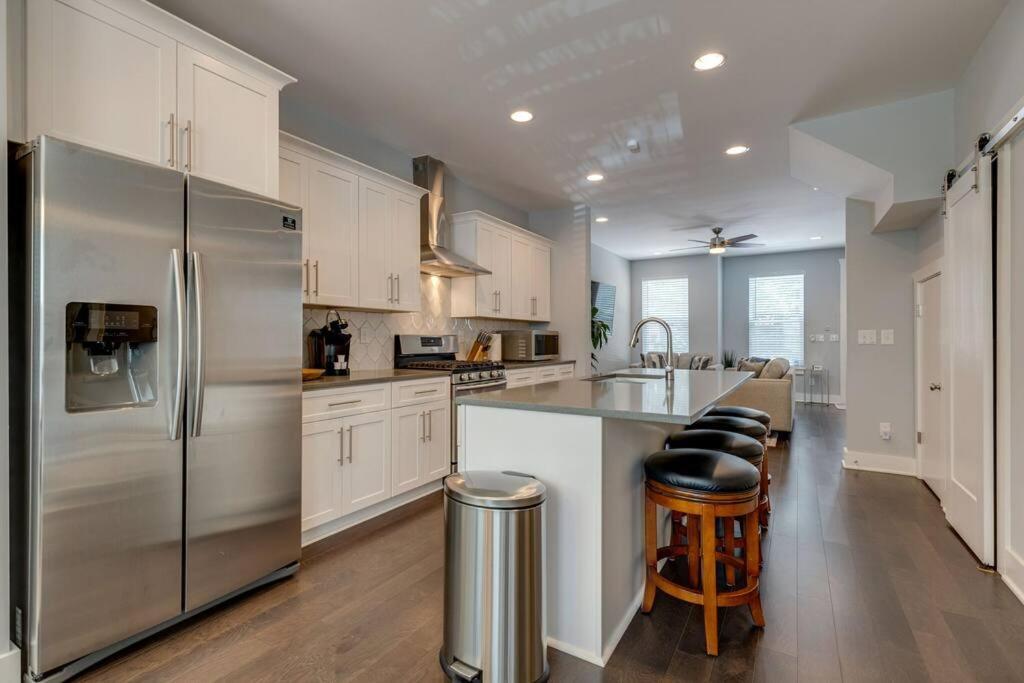 New Townhome 5 Mins To Broadway Sleeps 8 Holiday home *