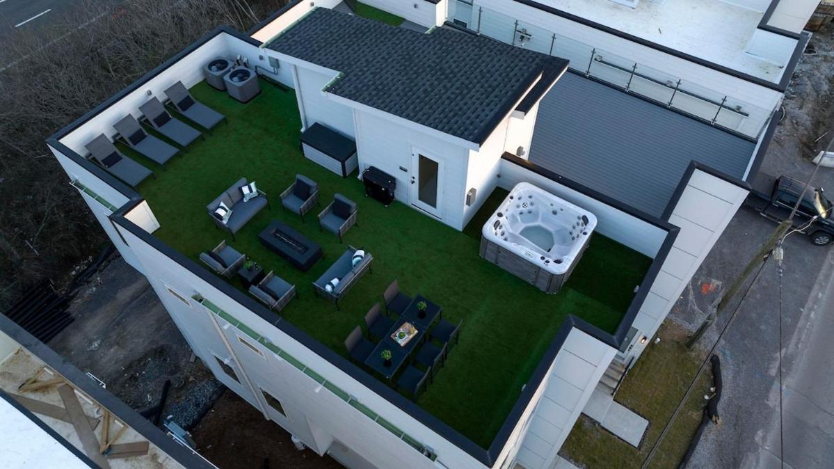 10 Percent Off Elevator Rooftop With Hot Tub & Views Holiday home