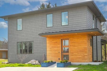 Drummond House - Ada-friendly Retreat *