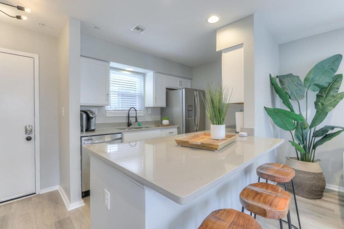 Walk To Broadway Riverfront With Pool Apartment Nashville