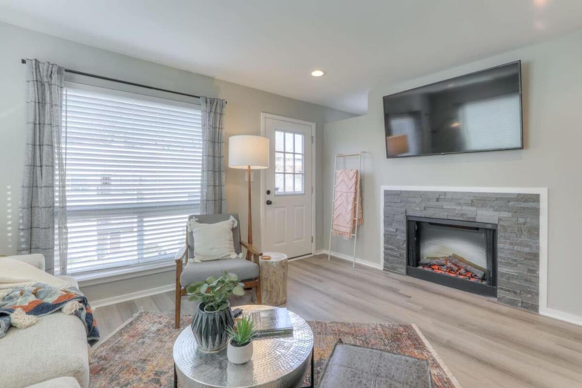 Walk To Broadway Riverfront With Pool Apartment