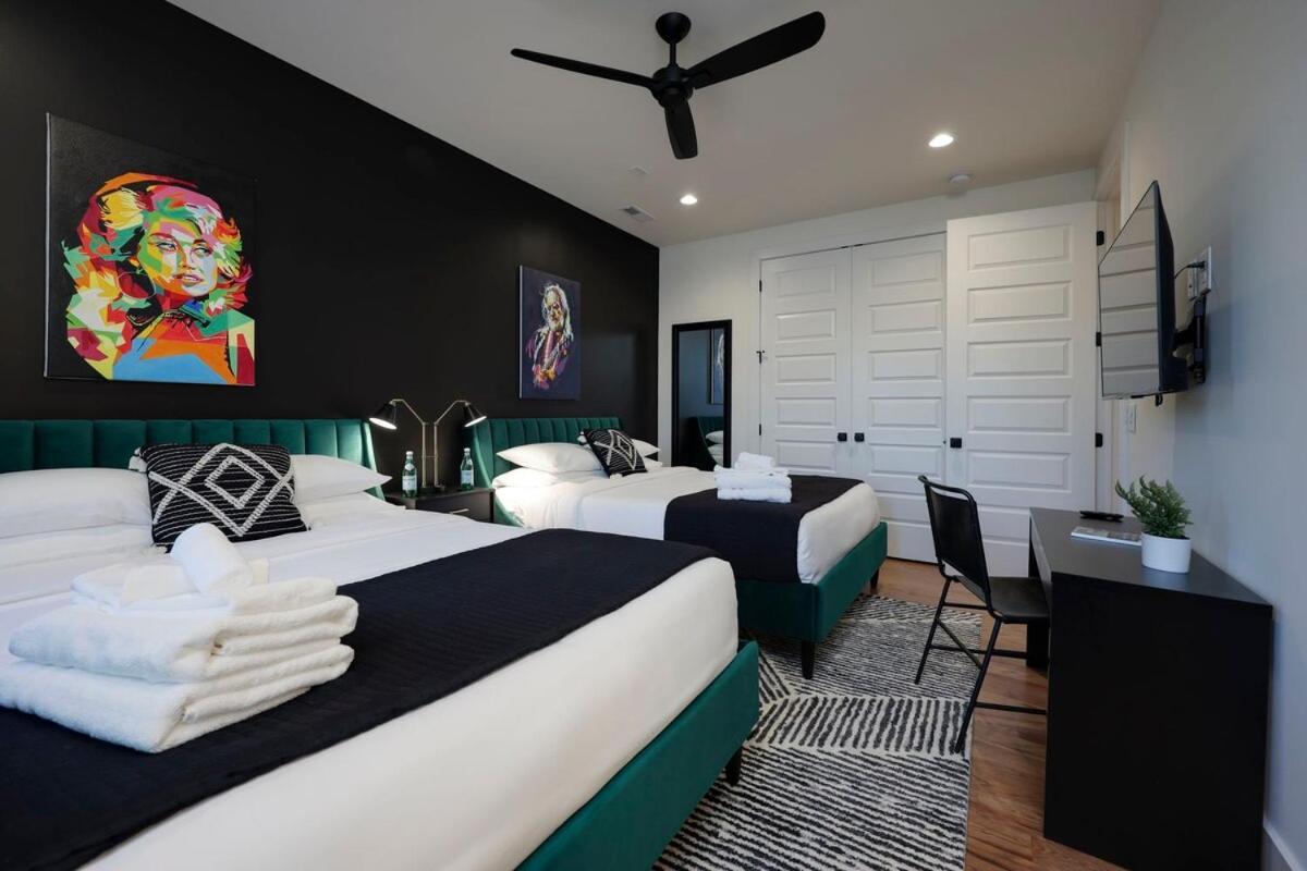 10 Percent Off Elevator Rooftop With Hot Tub & Views Holiday home *