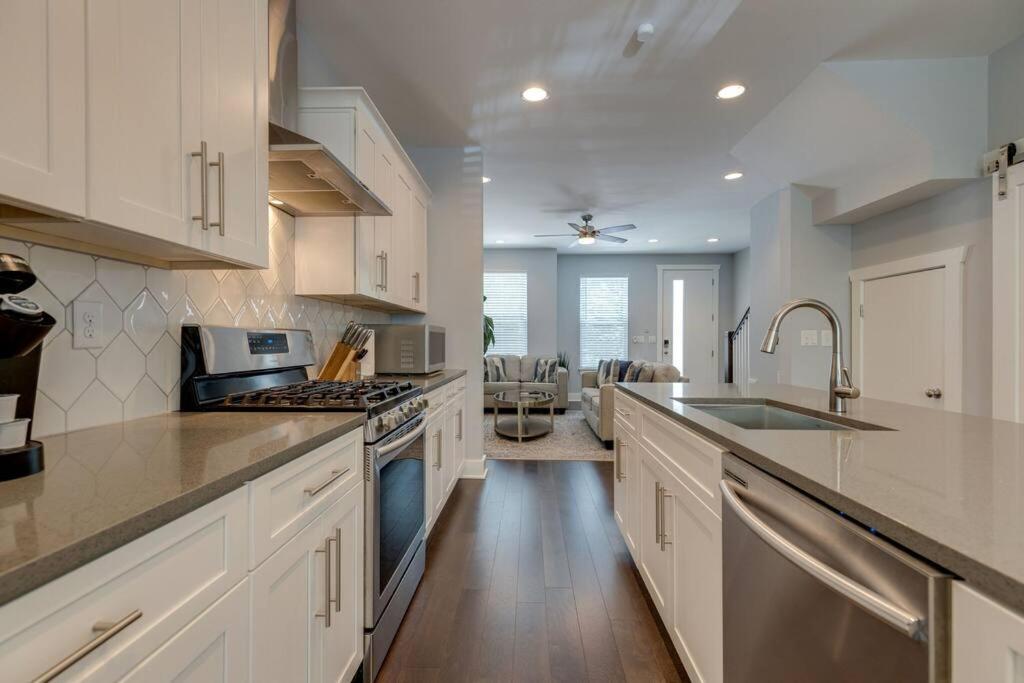 New Townhome 5 Mins To Broadway Sleeps 8