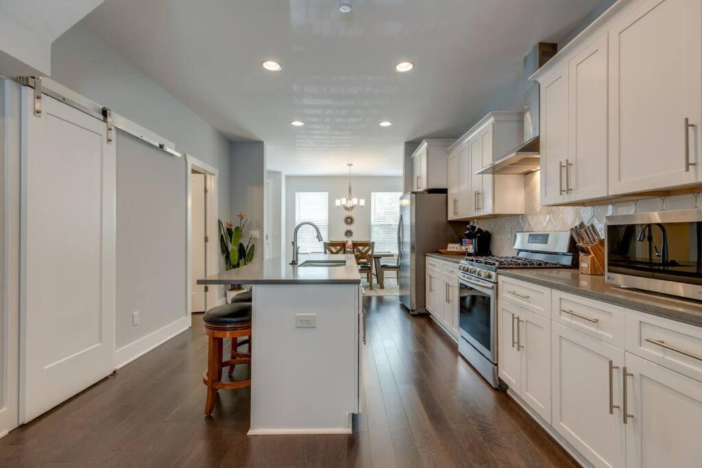 Holiday home New Townhome 5 Mins To Broadway Sleeps 8 *