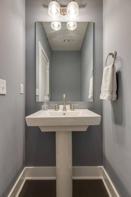 New Townhome 5 Mins To Broadway Sleeps 8