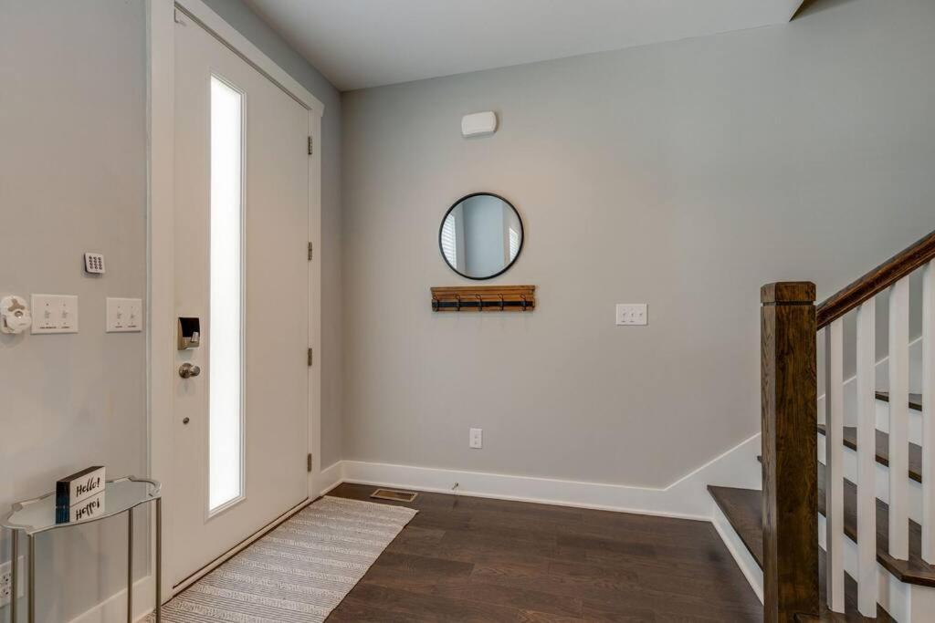 New Townhome 5 Mins To Broadway Sleeps 8 * Nashville