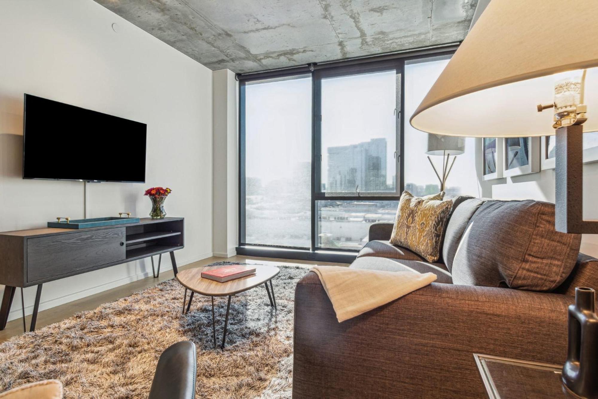 Contemporary City Living In Apartment *