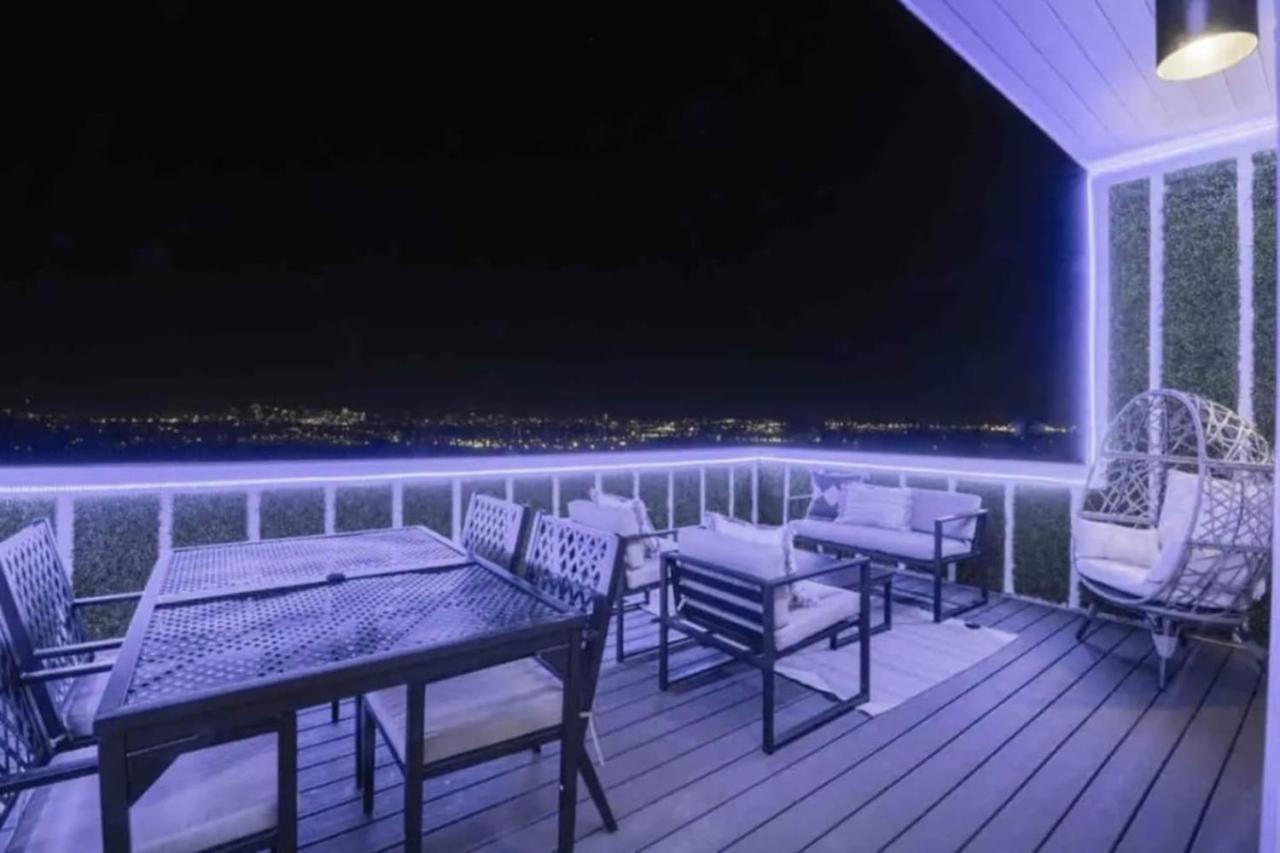 Luxury Four-story Home, Rooftop Deck With Views, Pingpong! Sleeps 12! Holiday home Nashville