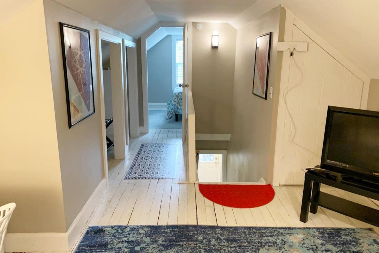 Hangout House Play, Work, And Visit