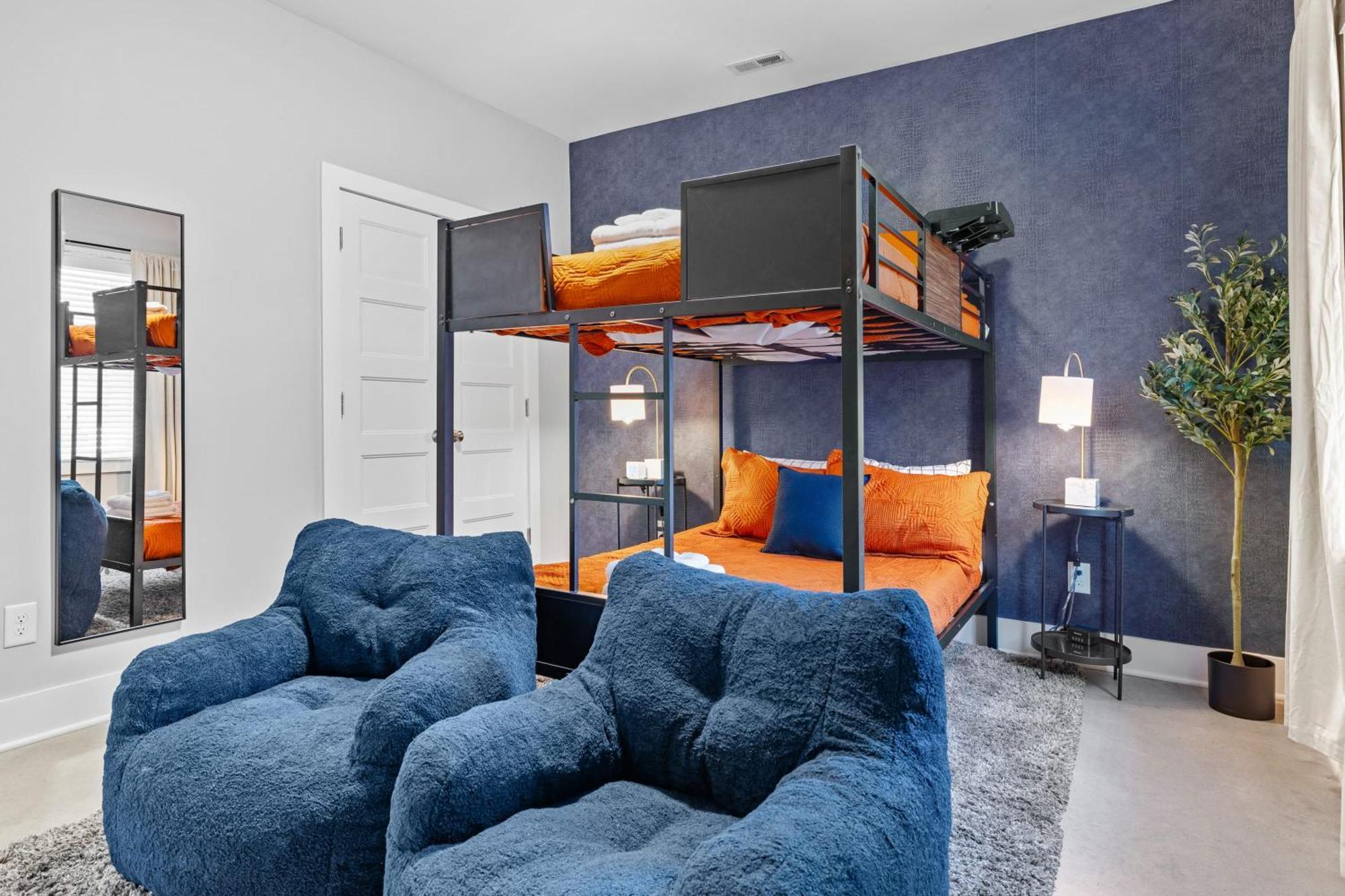 Holiday home 5 Mins To Dt ~gameroom ~ Balcony~sleeps 10~karaoke Nashville