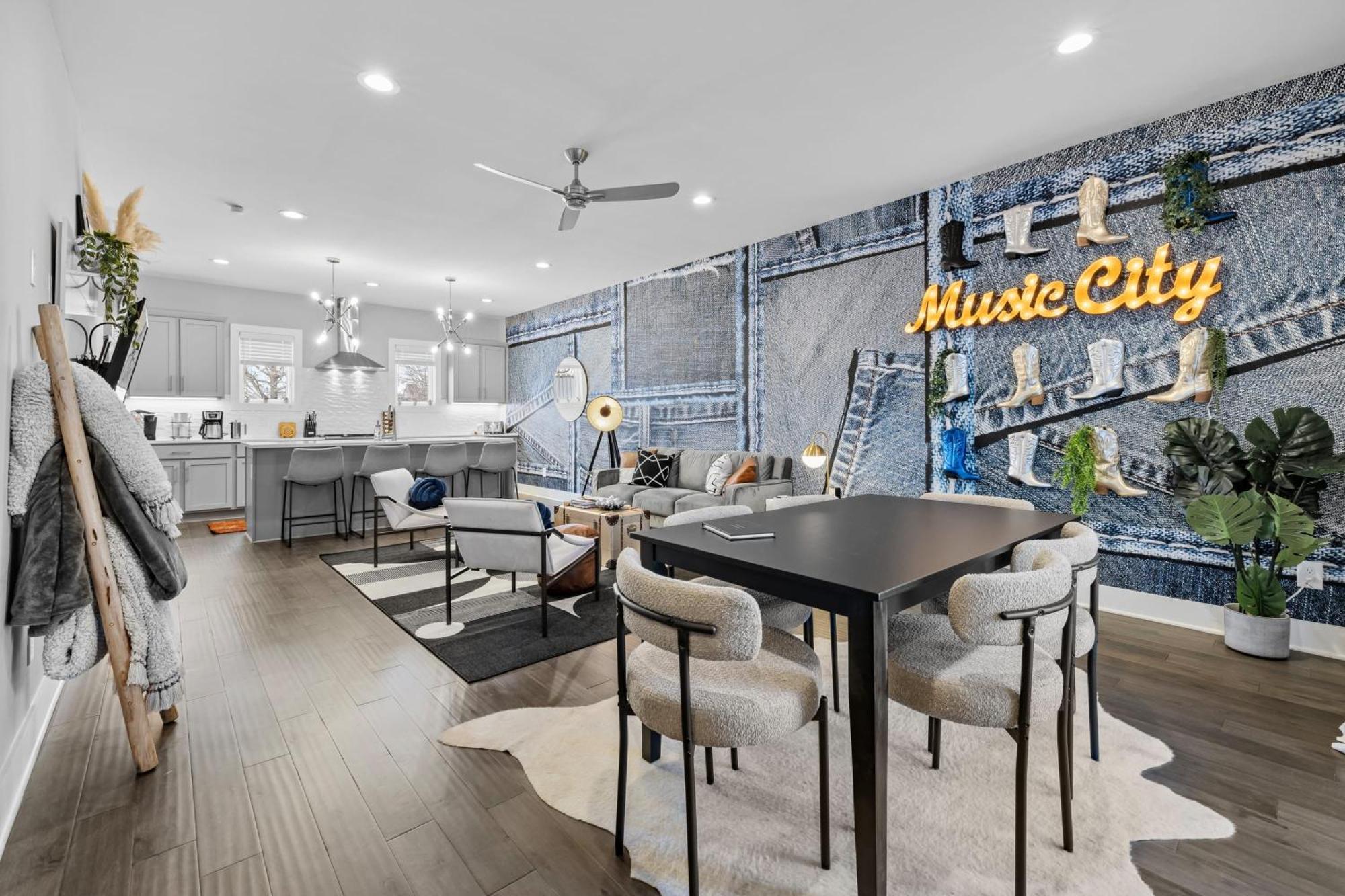 5 Mins To Dt ~gameroom ~ Balcony~sleeps 10~karaoke Holiday home