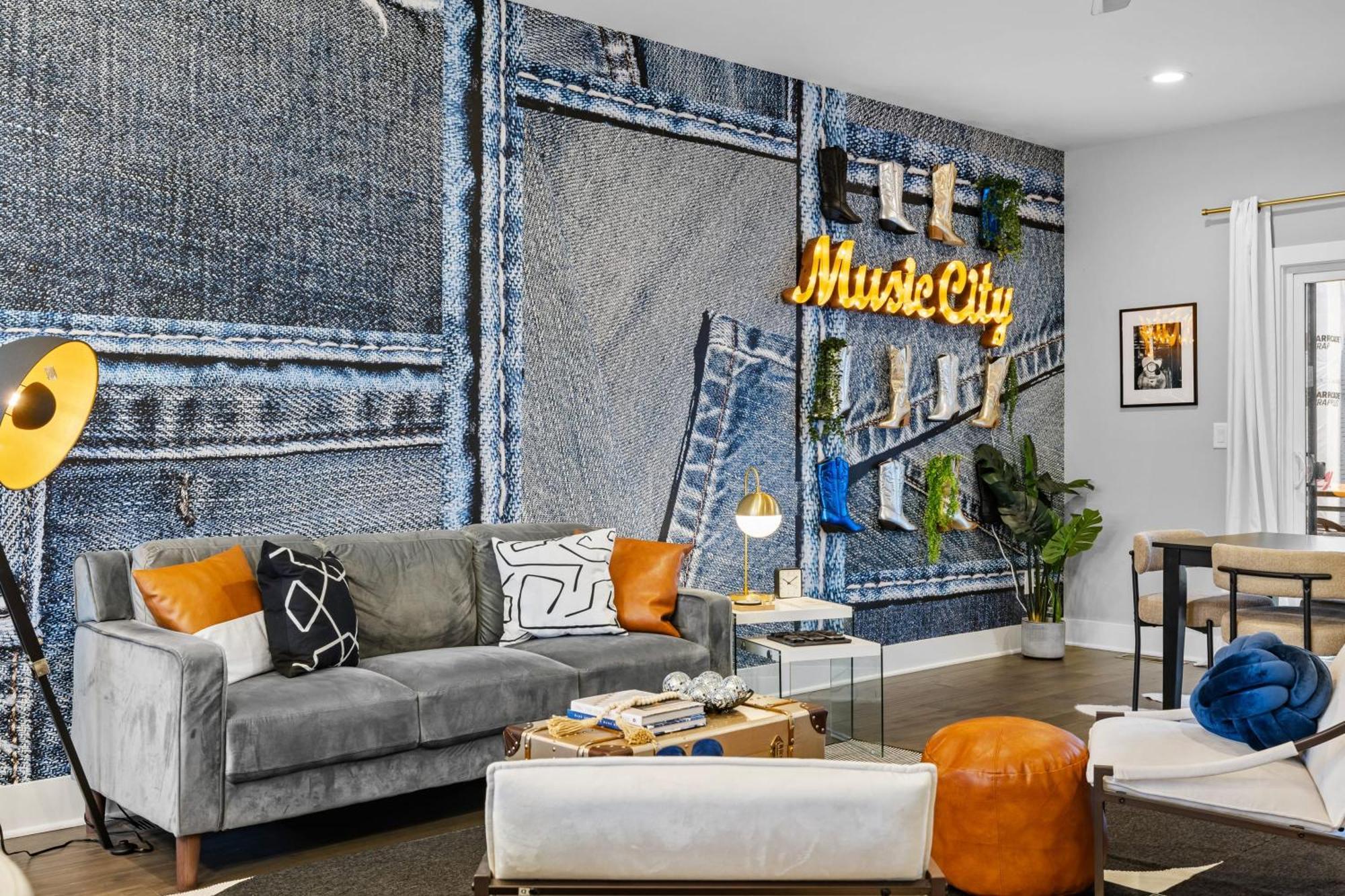 5 Mins To Dt ~gameroom ~ Balcony~sleeps 10~karaoke Holiday home *