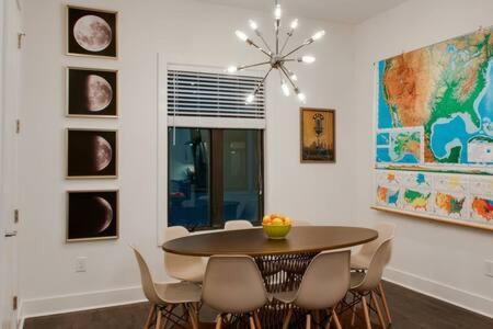 Holiday home 6 Bedroom Gulch Homes, Garages, Rooftops, Walk To Gulch 10 Mins To Broadway, 24 Hour Hospitality Team, Perfect For Groups *