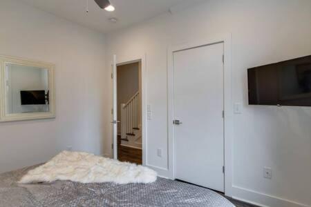 6 Bedroom Gulch Homes, Garages, Rooftops, Walk To Gulch 10 Mins To Broadway, 24 Hour Hospitality Team, Perfect For Groups *