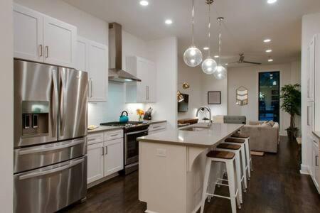 6 Bedroom Gulch Homes, Garages, Rooftops, Walk To Gulch 10 Mins To Broadway, 24 Hour Hospitality Team, Perfect For Groups *