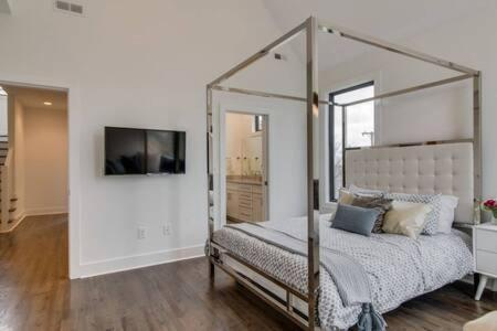 6 Bedroom Gulch Homes, Garages, Rooftops, Walk To Gulch 10 Mins To Broadway, 24 Hour Hospitality Team, Perfect For Groups