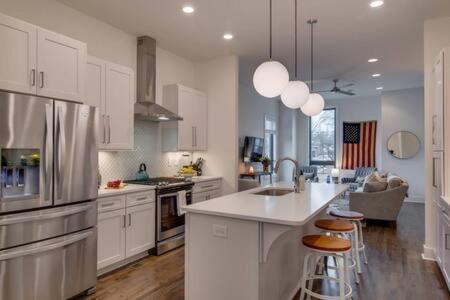 Holiday home 6 Bedroom Gulch Homes, Garages, Rooftops, Walk To Gulch 10 Mins To Broadway, 24 Hour Hospitality Team, Perfect For Groups *