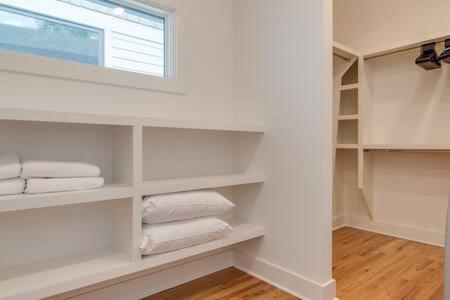 Holiday home The Laurent - Lively Retreat, Walk To Airy Eateries