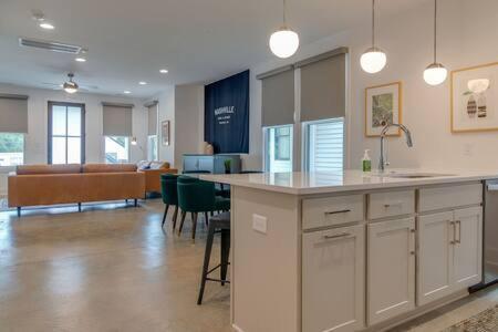 The Laurent - Lively Retreat, Walk To Airy Eateries *