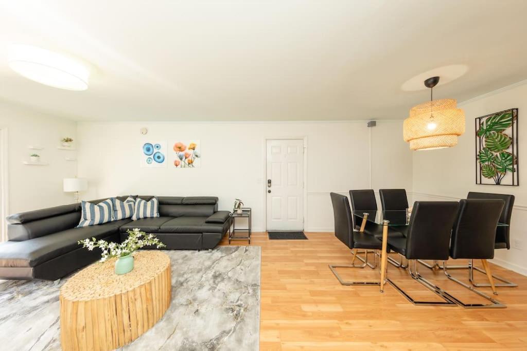 Apartment Modern 2br With Optional Parking Near Vanderbilt & Music Row, Walk To Centennial Park & Mins To Broadway *