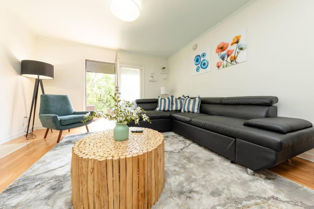 Modern 2br With Optional Parking Near Vanderbilt & Music Row, Walk To Centennial Park & Mins To Broadway *