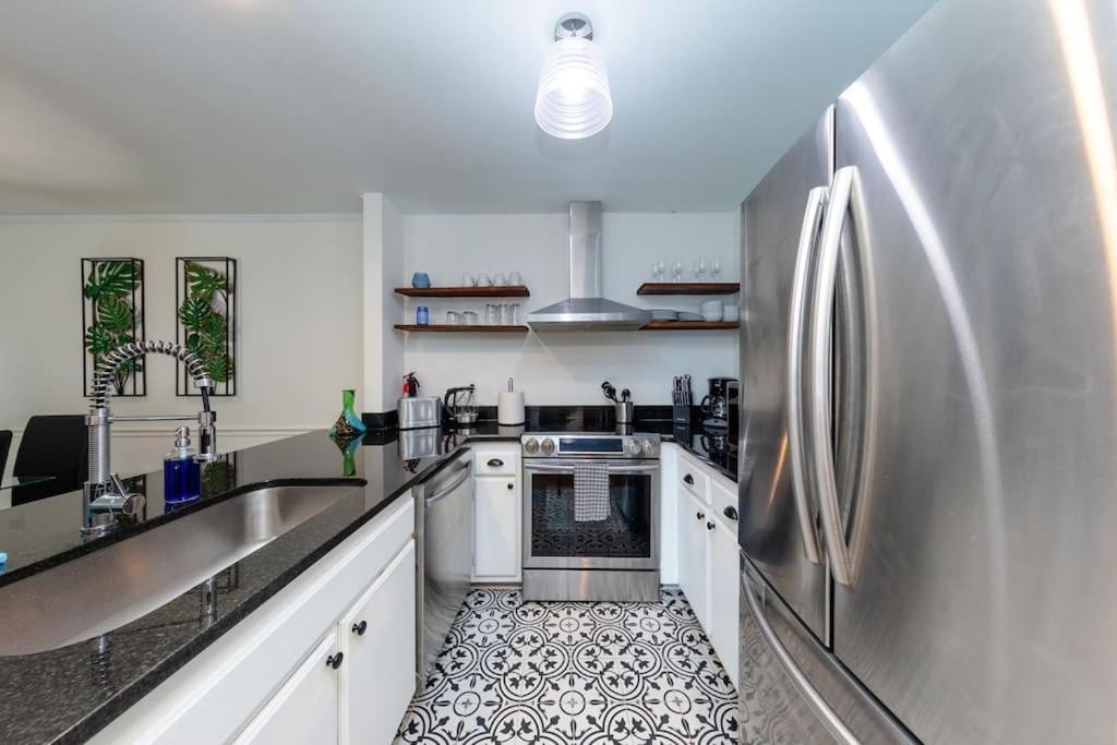 Modern 2br With Optional Parking Near Vanderbilt & Music Row, Walk To Centennial Park & Mins To Broadway Nashville
