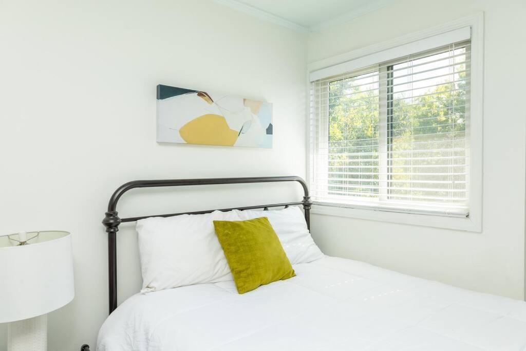 Apartment Modern 2br With Optional Parking Near Vanderbilt & Music Row, Walk To Centennial Park & Mins To Broadway Nashville