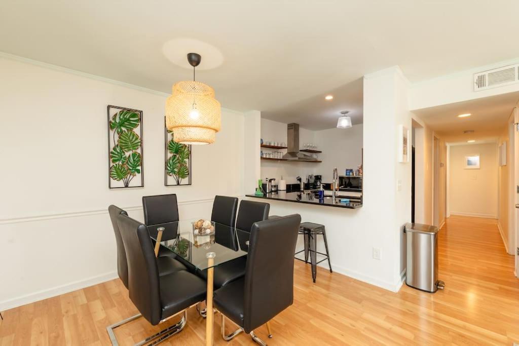 Modern 2br With Optional Parking Near Vanderbilt & Music Row, Walk To Centennial Park & Mins To Broadway Nashville