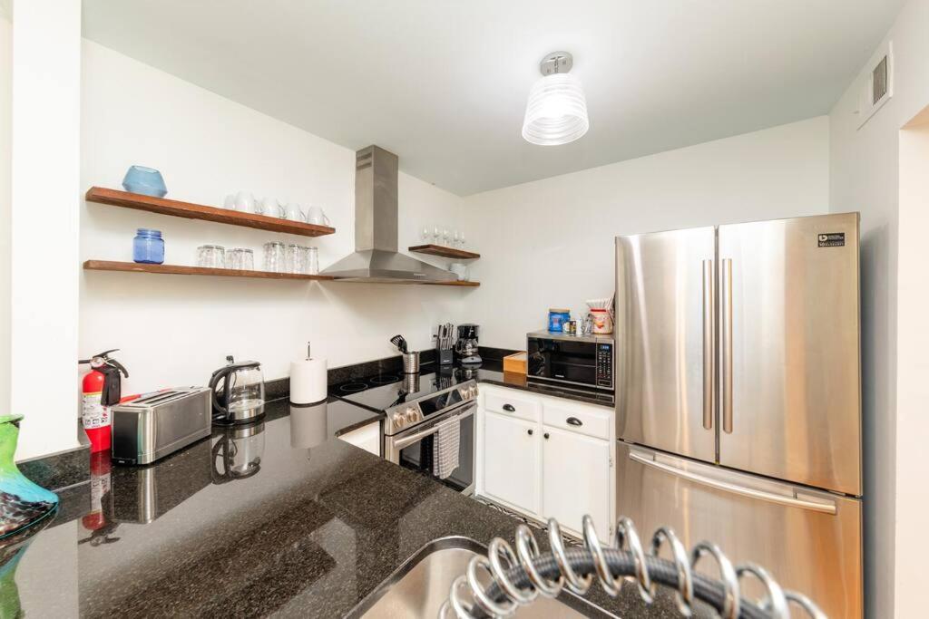 Apartment Modern 2br With Optional Parking Near Vanderbilt & Music Row, Walk To Centennial Park & Mins To Broadway