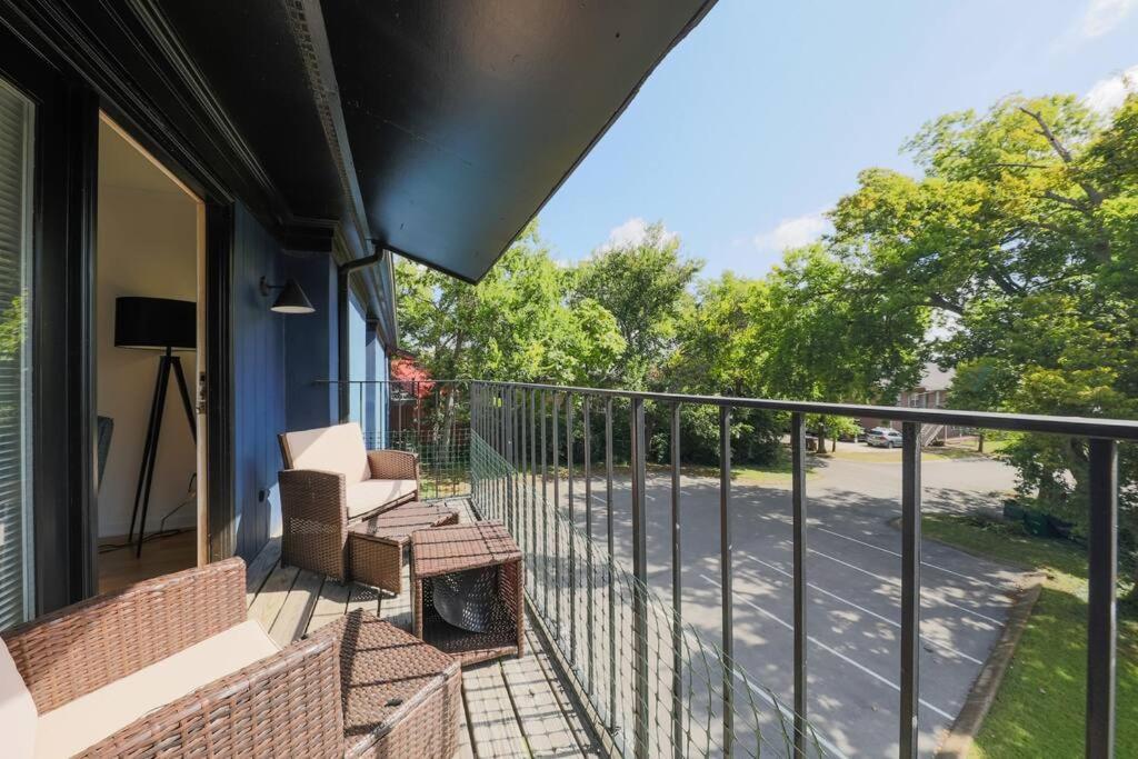 Modern 2br With Optional Parking Near Vanderbilt & Music Row, Walk To Centennial Park & Mins To Broadway Apartment Nashville