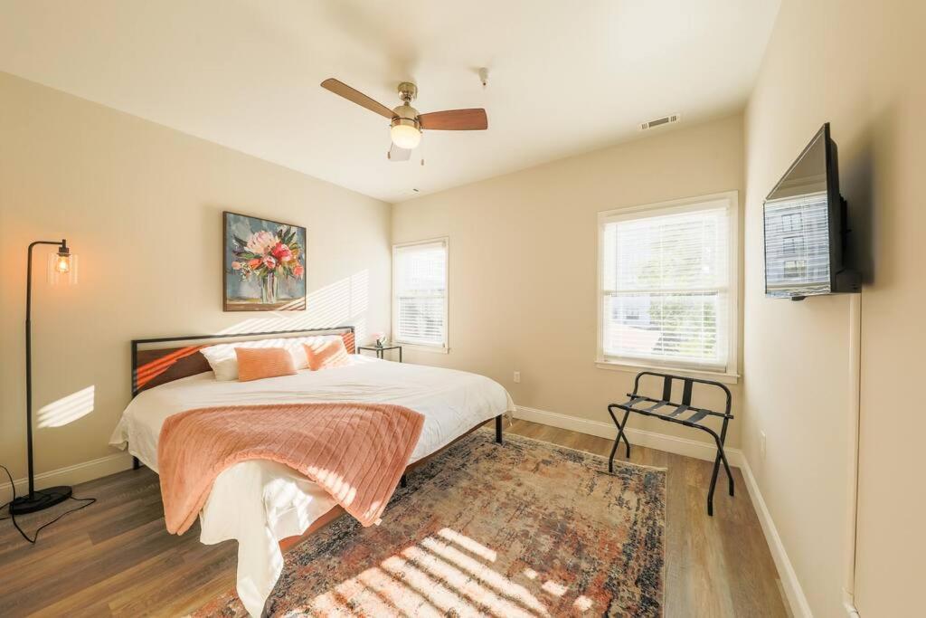 Apartment Mins To Broadway With 2 King Beds For Up To 6 Guests And Optional Garage Parking *