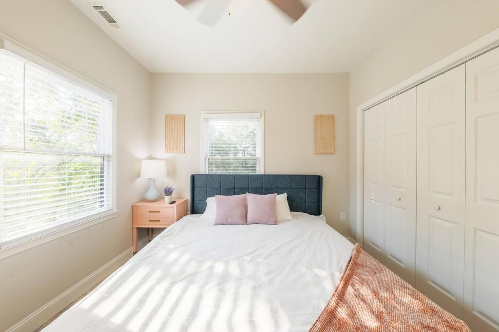 Mins To Broadway With 2 King Beds For Up To 6 Guests And Optional Garage Parking *