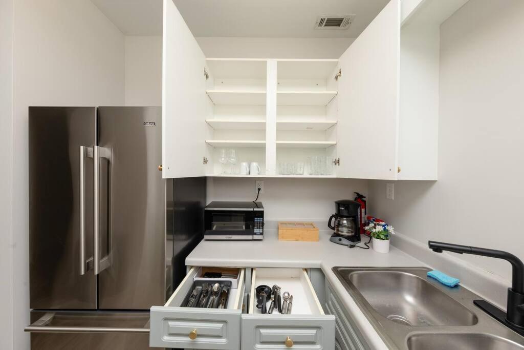 Minutes To Broadway King Size Bed And Optional Garage Parking Apartment