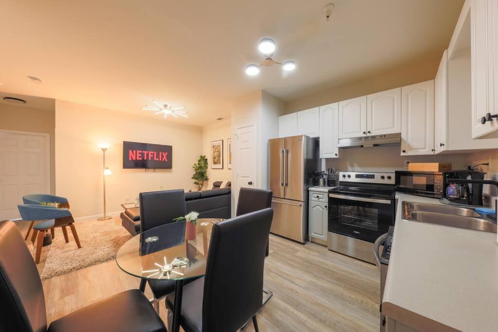Minutes To Broadway-2 King Beds And Optional Garage Parking Apartment