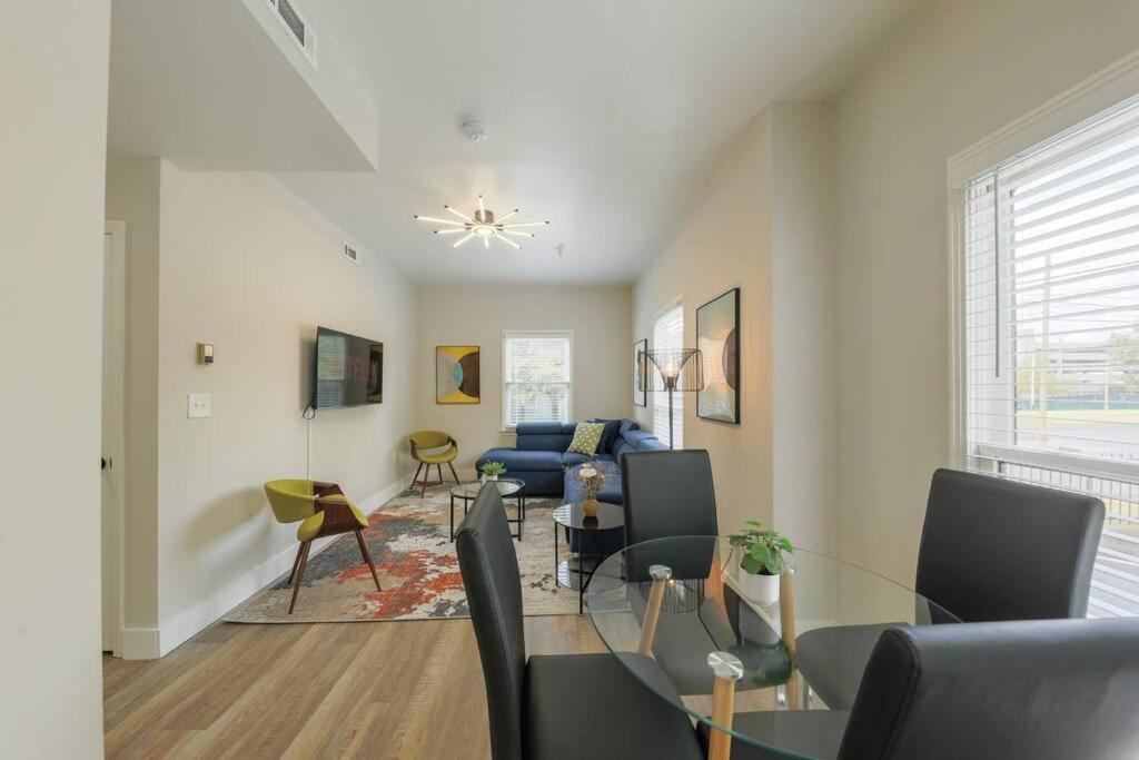 Apartment Comfy 1br With King Bed And Optional Parking Near Gulch & Midtown Walk To The Parthenon